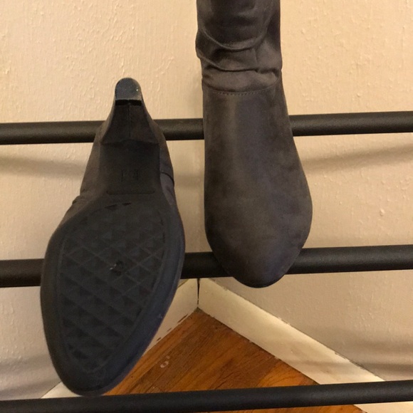 Like new heeled booties - Picture 2 of 2